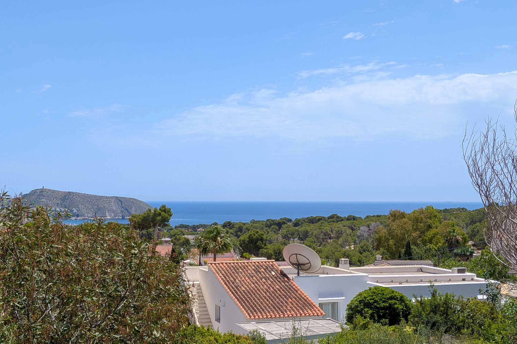 Parcela urbana con vistas al mar y montaña en Moraira