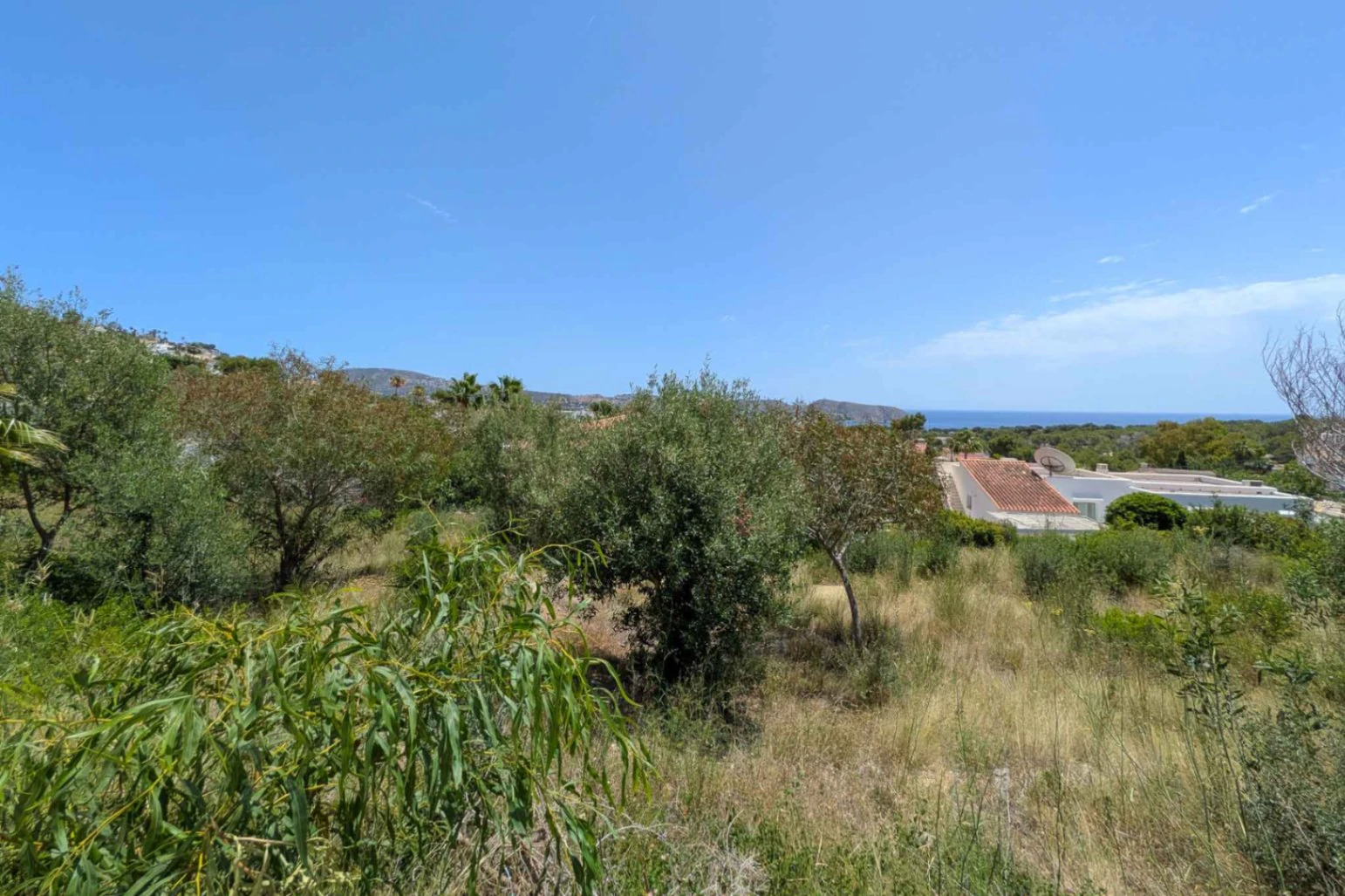 Parcela urbana con vistas al mar y montaña en Moraira