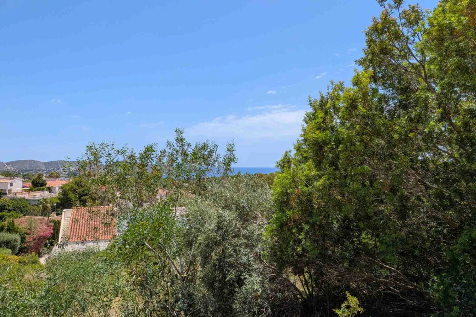 Parcela urbana con vistas al mar y montaña en Moraira