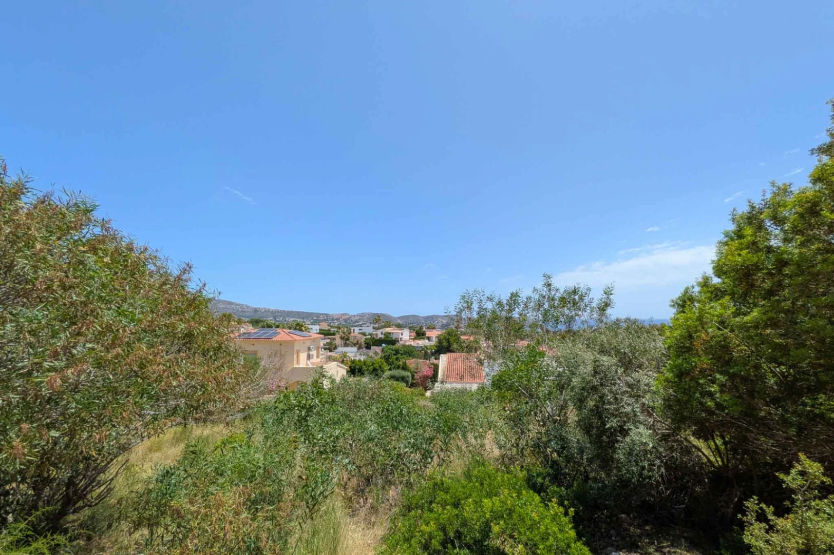 Parcela urbana con vistas al mar y montaña en Moraira