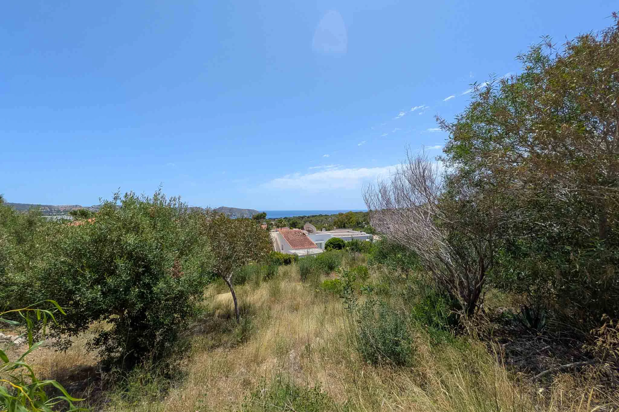Parcela urbana con vistas al mar y montaña en Moraira