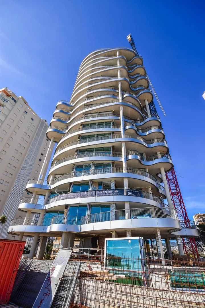 APARTAMENTOS EN NUEVO EDIFICIO EN PRIMERA LÍNEA DEL MAR.
