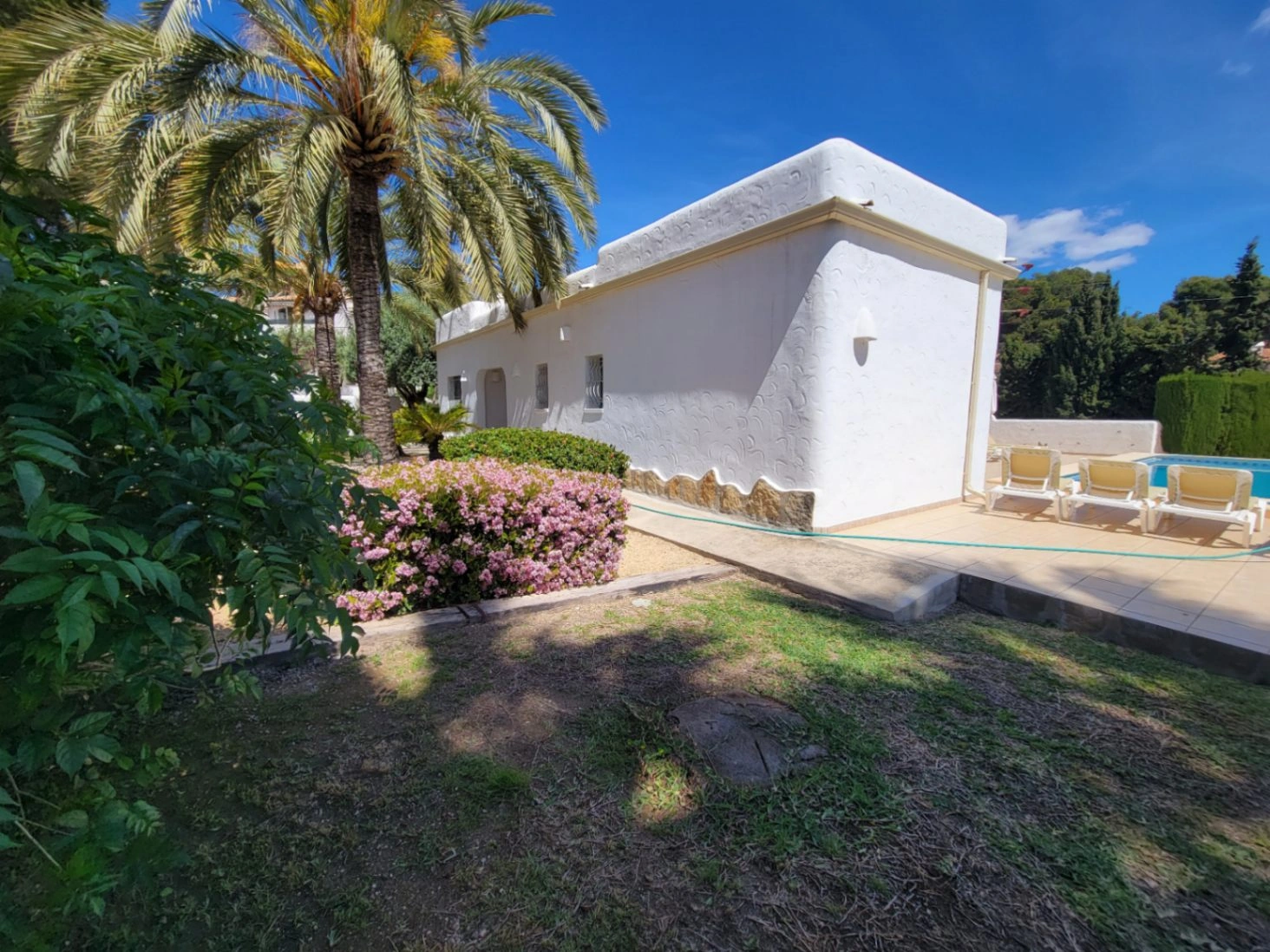 BONITO CHALET ESTILO IBICENCO EN MORAIRA