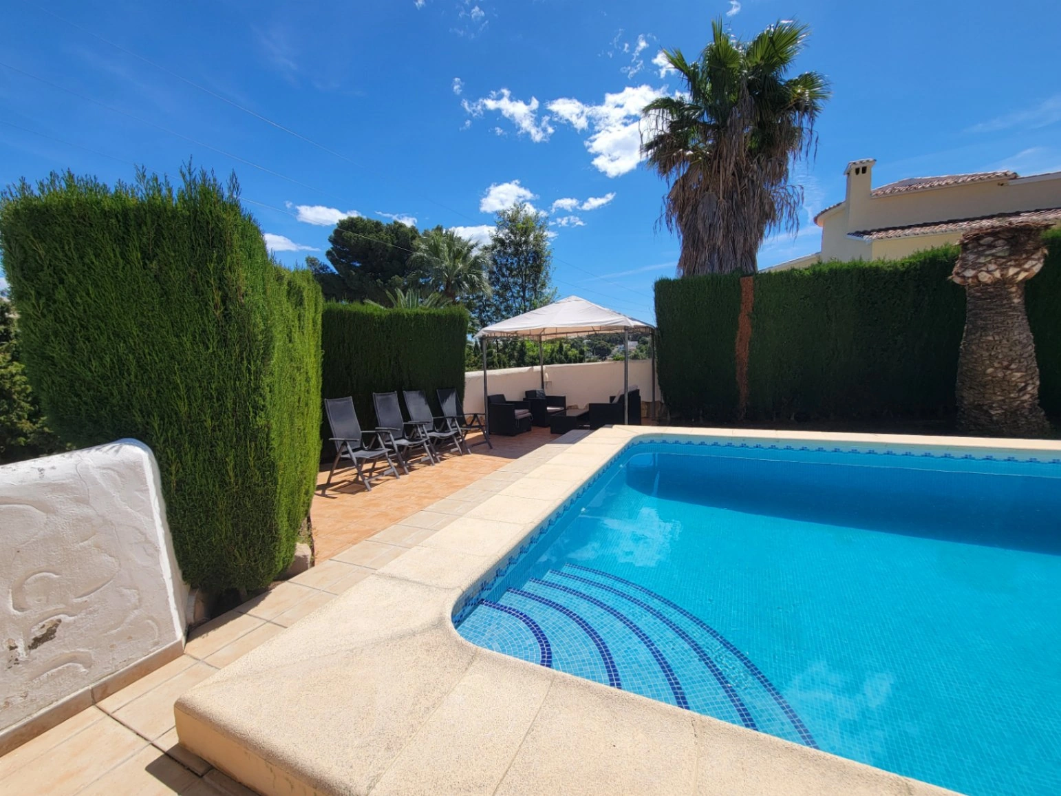BONITO CHALET ESTILO IBICENCO EN MORAIRA