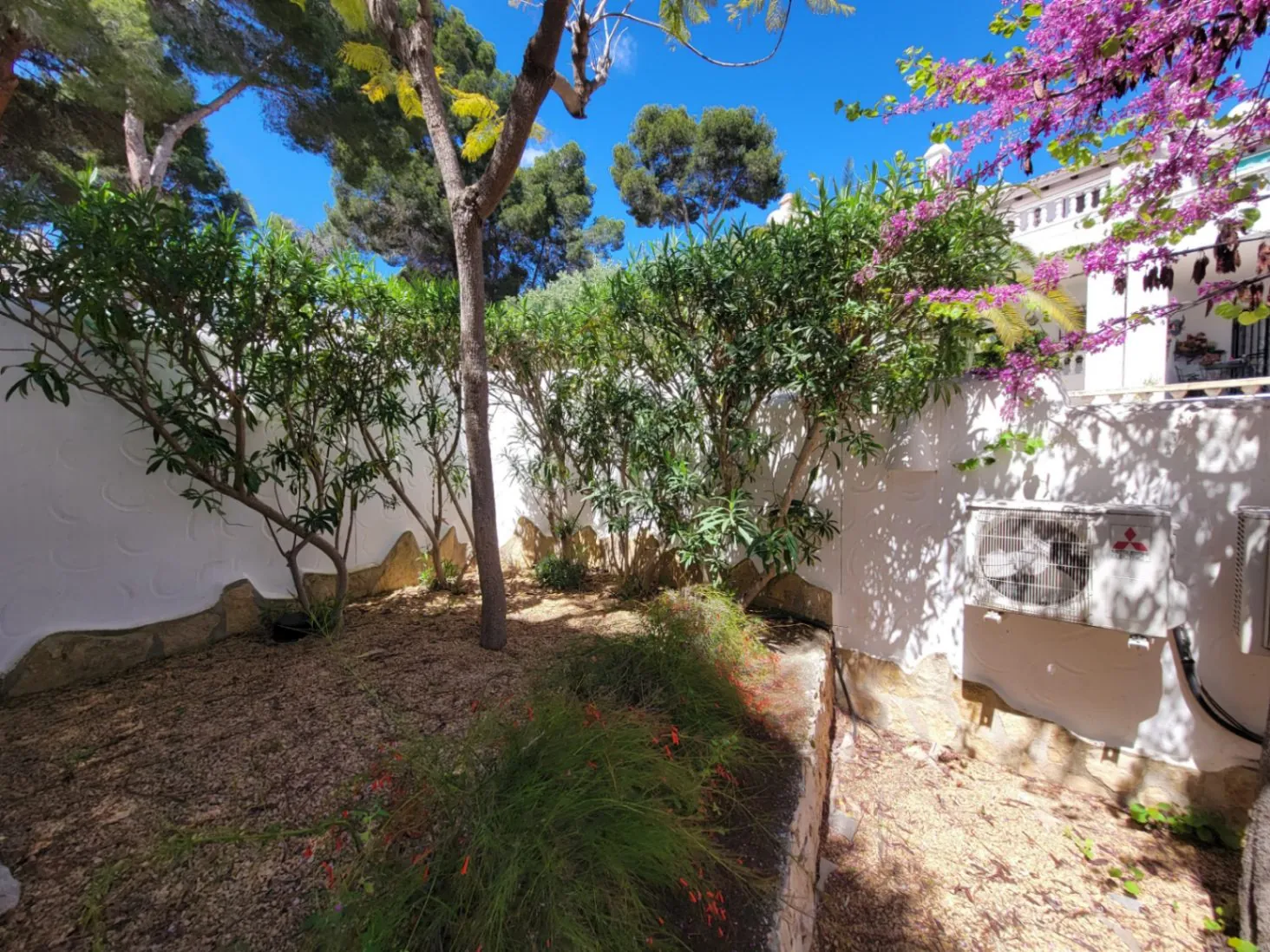 BONITO CHALET ESTILO IBICENCO EN MORAIRA