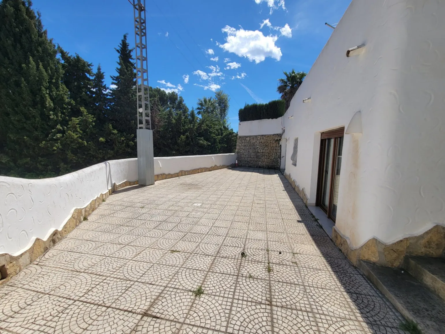 BONITO CHALET ESTILO IBICENCO EN MORAIRA