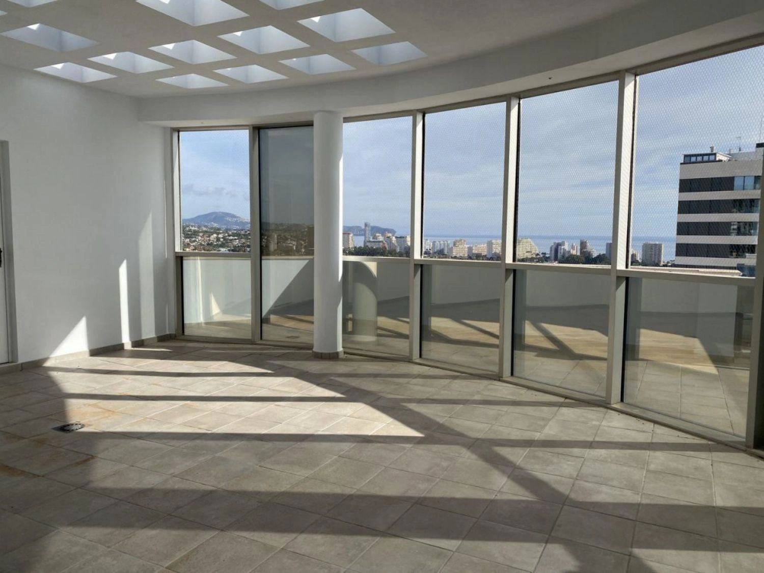Hermoso ático en Calpe con terraza en la azotea.