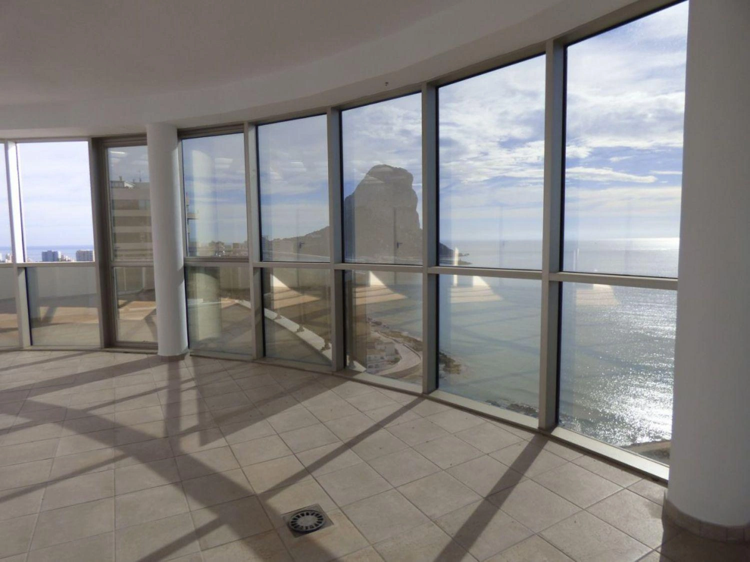 Hermoso ático en Calpe con terraza en la azotea.