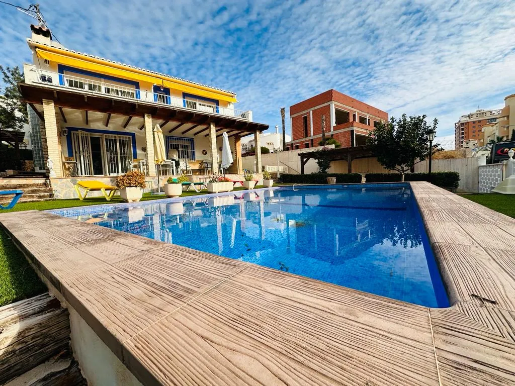 11847 - Villa de 6 dormitorios muy cerca del mar