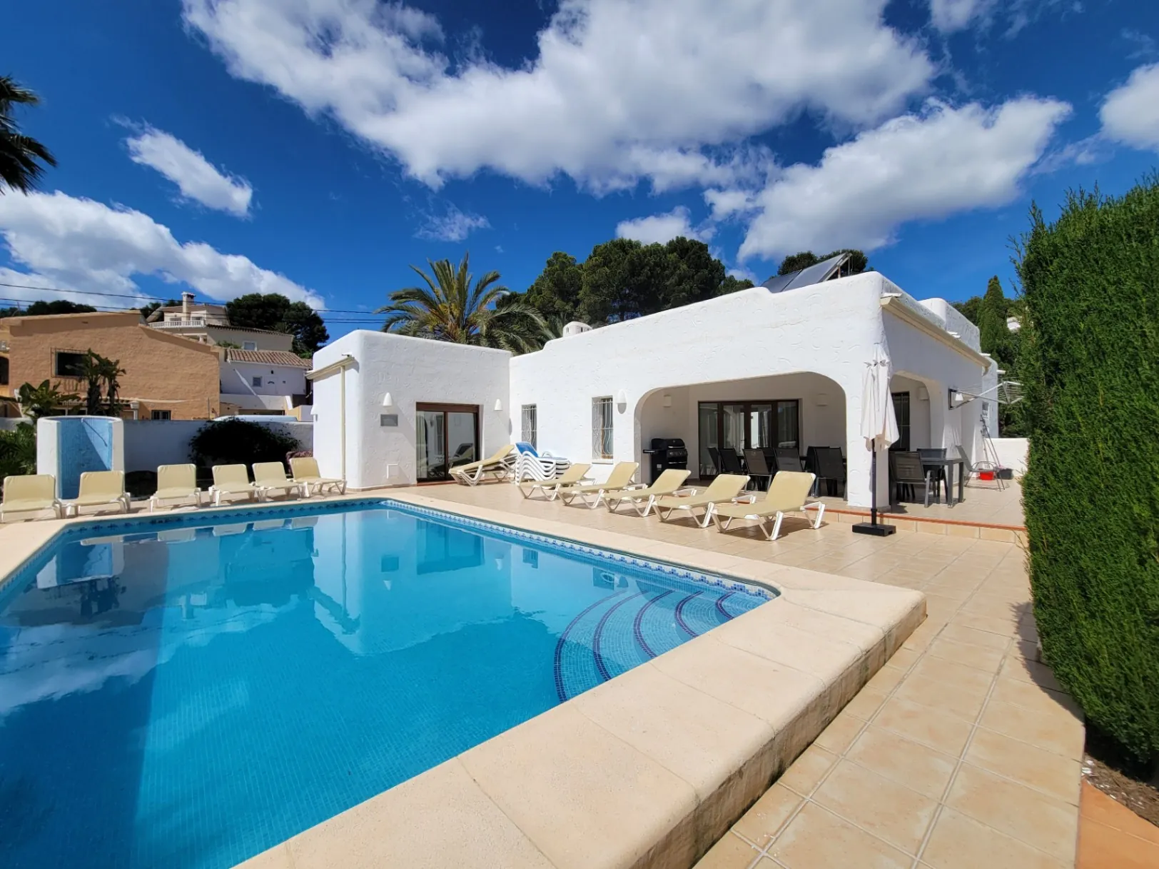 BONITO CHALET ESTILO IBICENCO EN MORAIRA