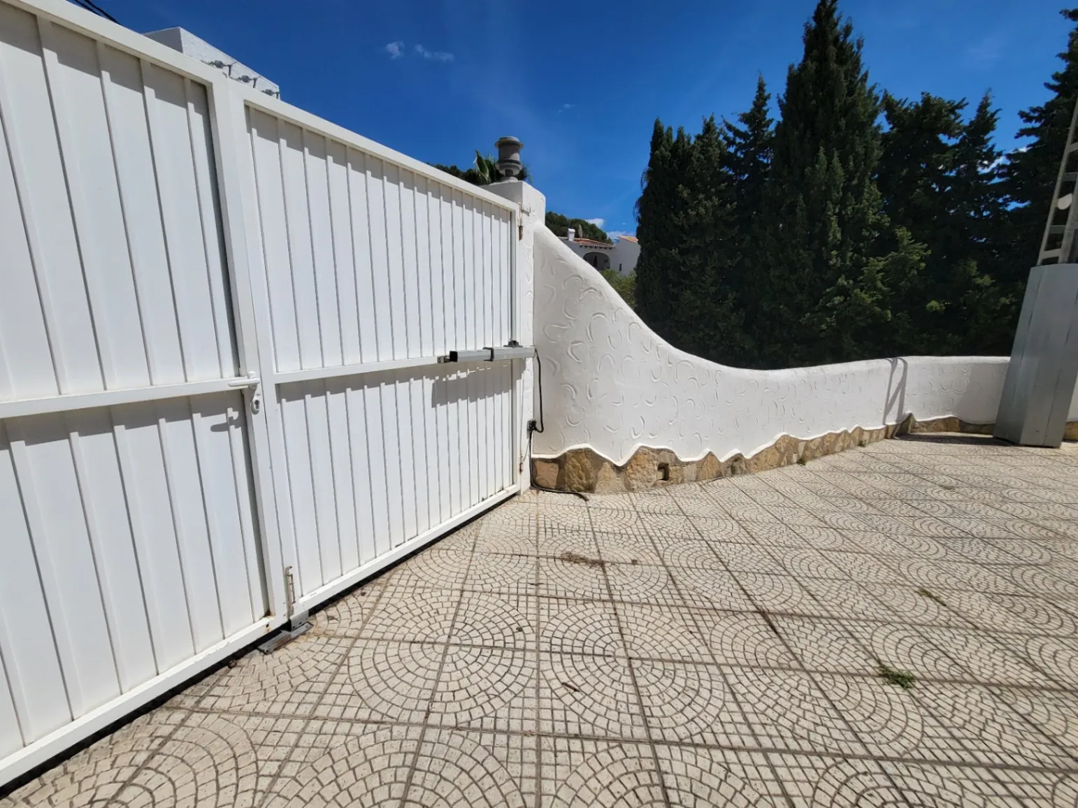 BONITO CHALET ESTILO IBICENCO EN MORAIRA
