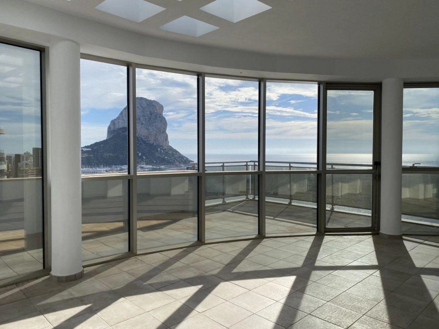 Hermoso ático en Calpe con terraza en la azotea.