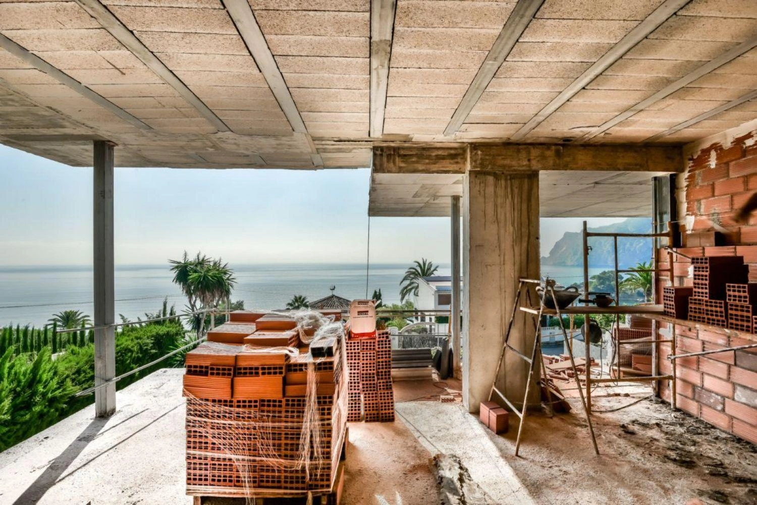 Wunderschöne Luxusvilla in zweiter Meereslinie.