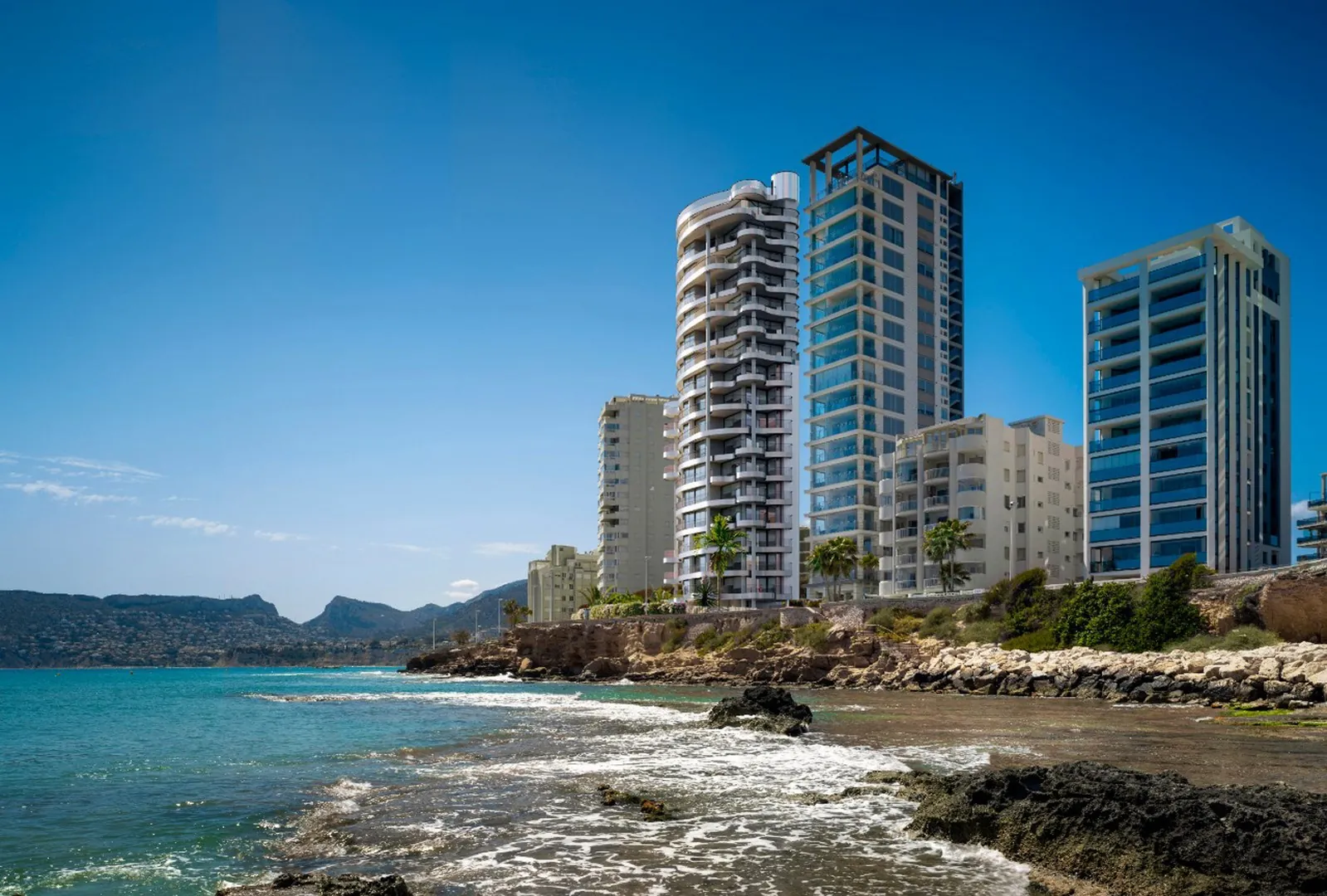 APARTAMENTOS EN NUEVO EDIFICIO EN PRIMERA LÍNEA DEL MAR.