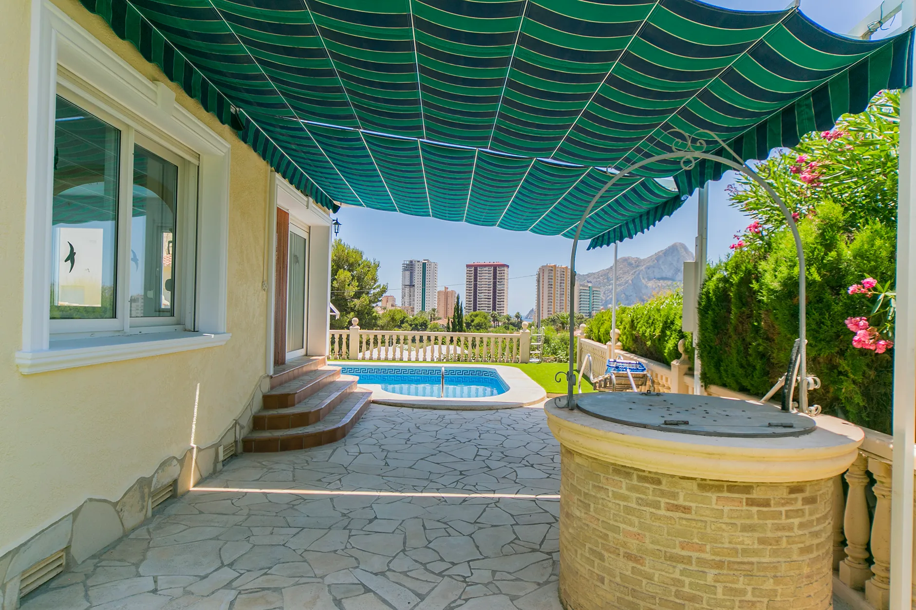 Bonita villa unifamiliar con preciosas vistas al Peñón de Ifach.