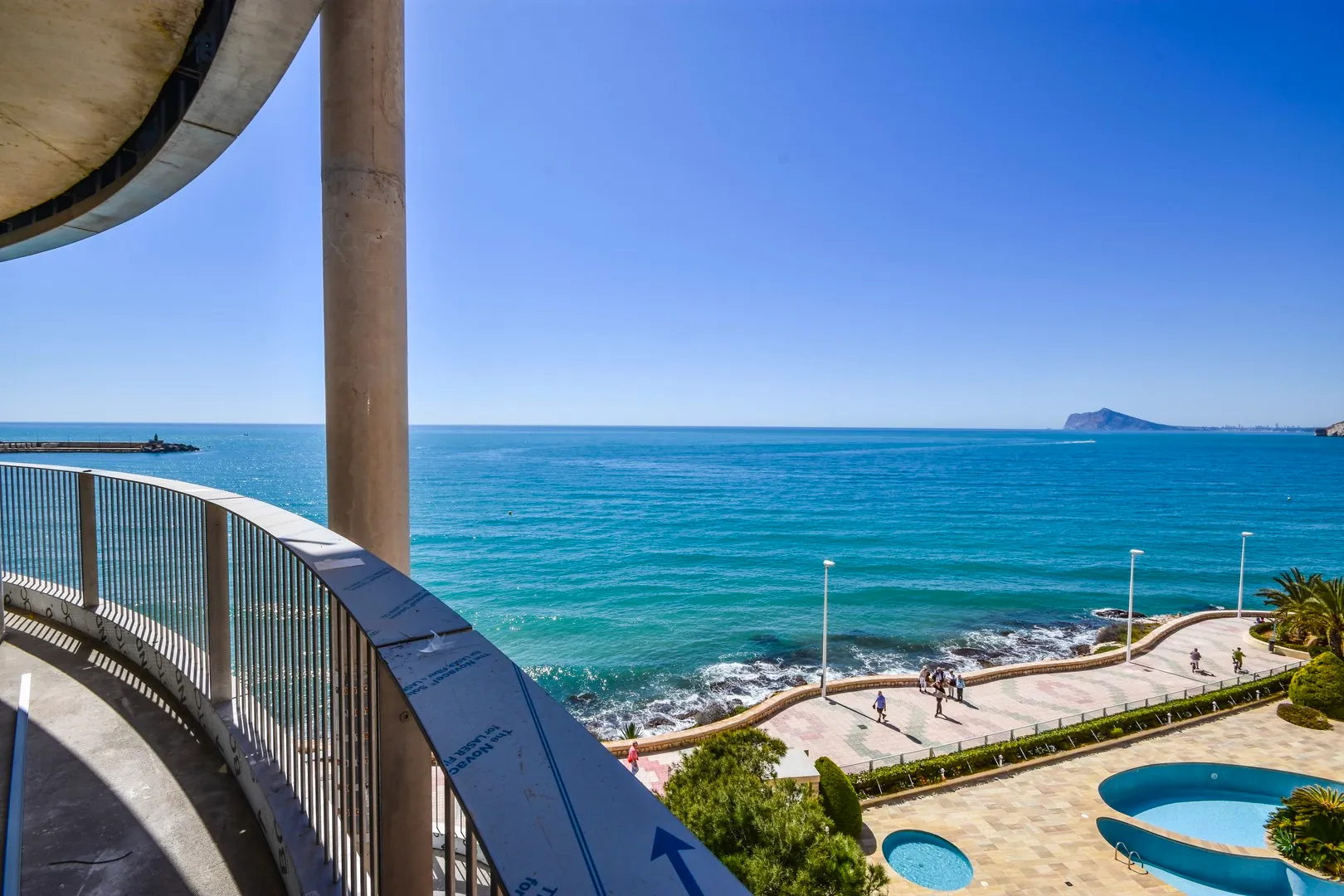 APARTAMENTOS EN NUEVO EDIFICIO EN PRIMERA LÍNEA DEL MAR.