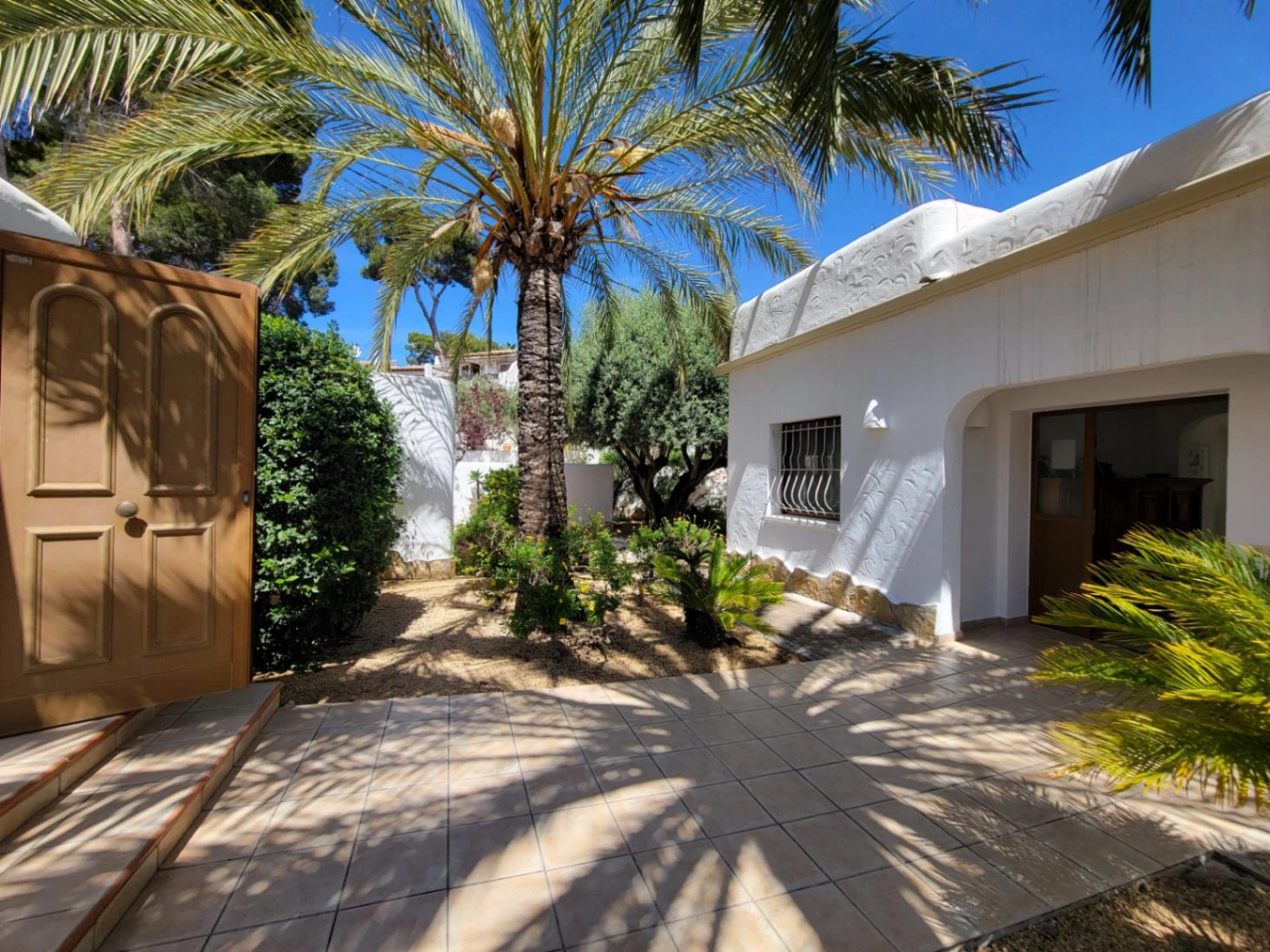 BONITO CHALET ESTILO IBICENCO EN MORAIRA