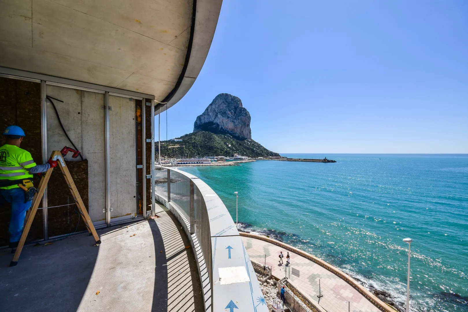APARTAMENTOS EN NUEVO EDIFICIO EN PRIMERA LÍNEA DEL MAR.