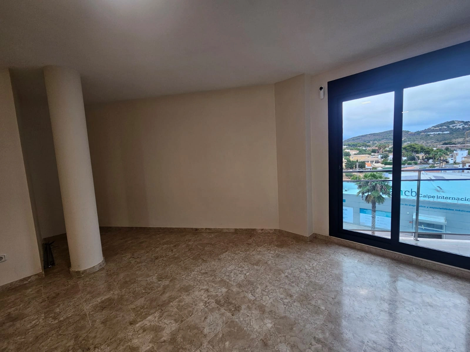 AMPLIO APARTAMENTO  SITUADO EN CALPE