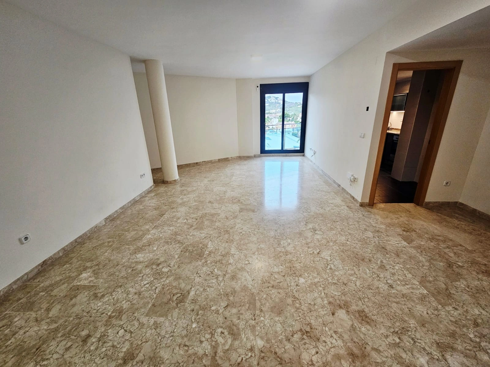 AMPLIO APARTAMENTO  SITUADO EN CALPE