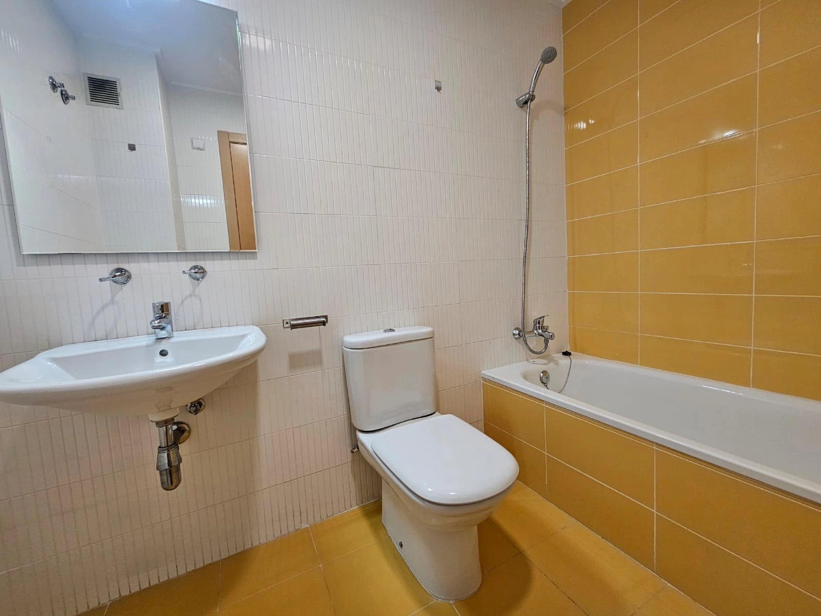 AMPLIO APARTAMENTO  SITUADO EN CALPE