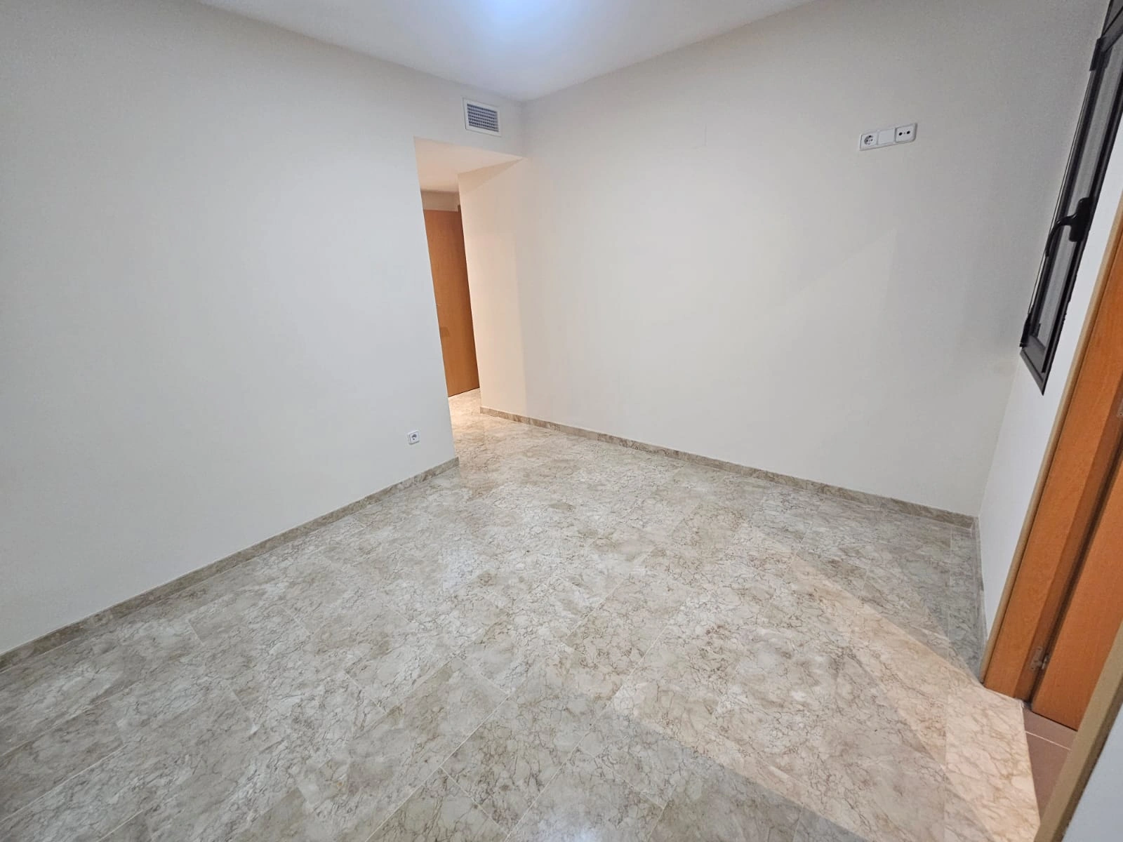 AMPLIO APARTAMENTO  SITUADO EN CALPE
