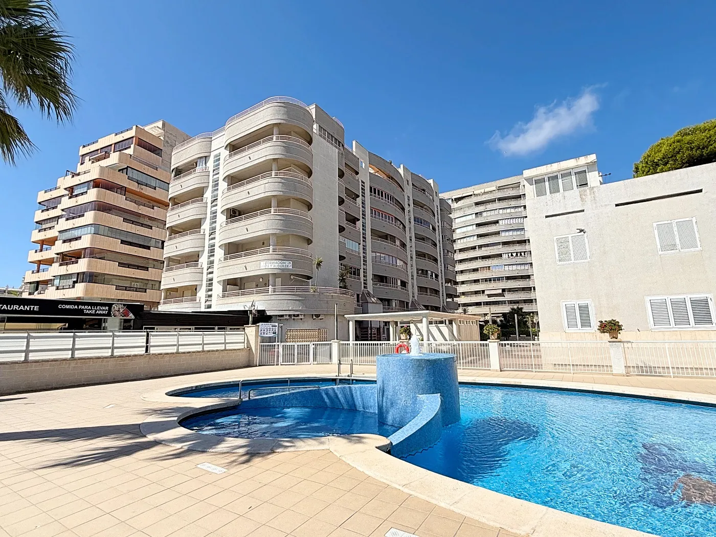 IC1UHE05P - Apartamento en Primera Línea de Playa en Calpe con Vistas al Mar y Parking Incluido