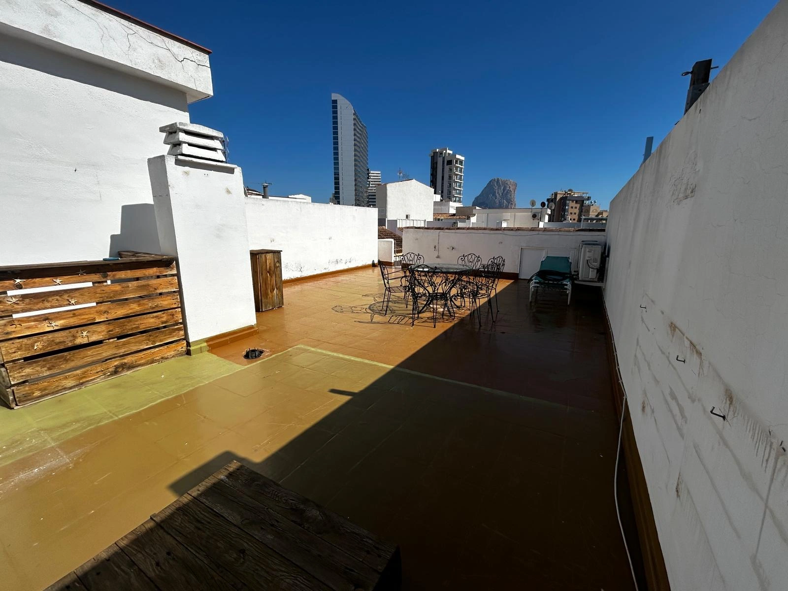 Appartement à vendre en plein centre de Calpe avec solarium, piscine. Parking et débarras en option.