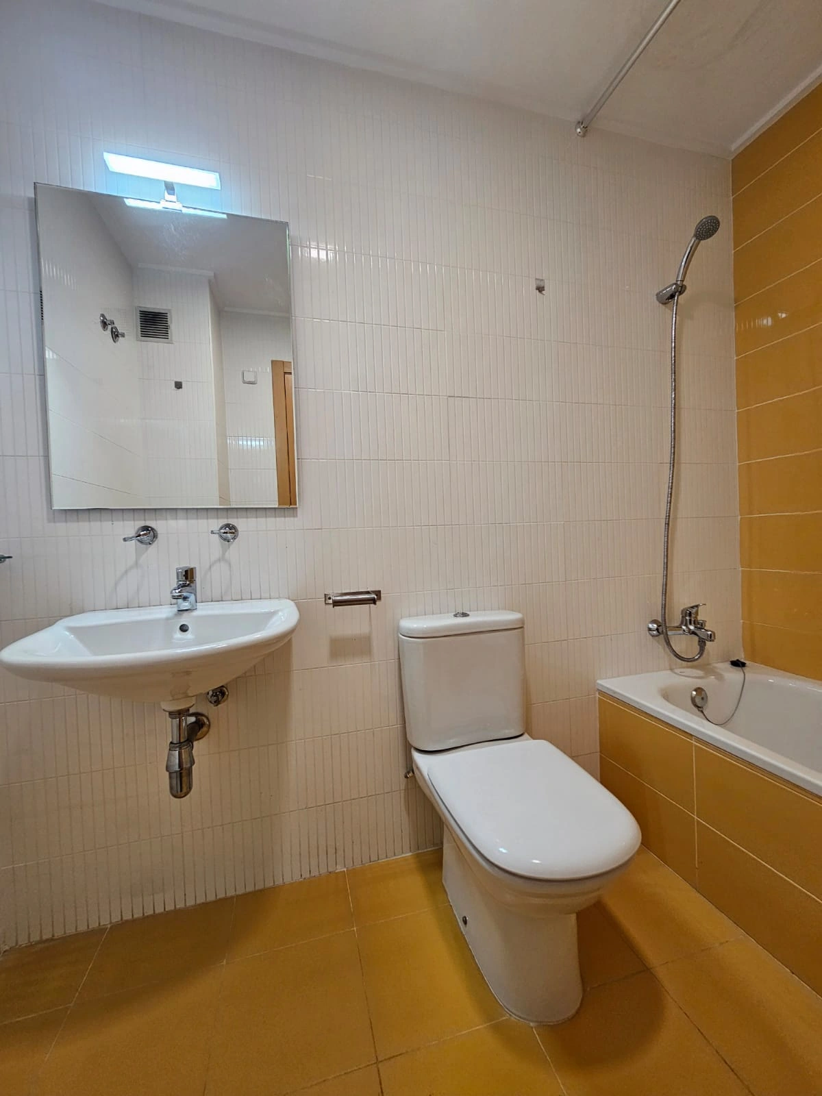 AMPLIO APARTAMENTO  SITUADO EN CALPE