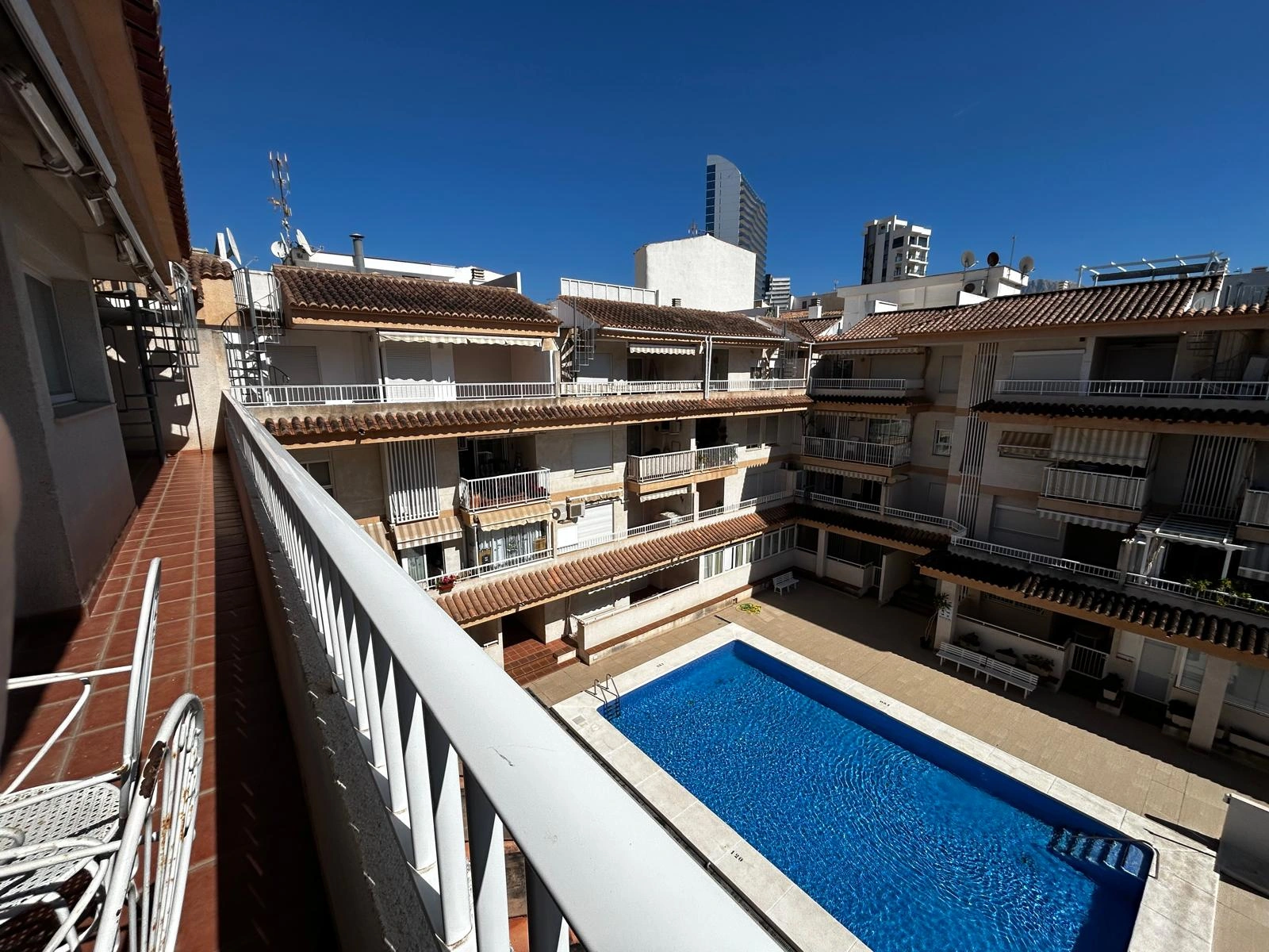 ICC76I6N - Ático en venta en pleno centro de Calpe con solárium, piscina. Parking y trastero opcionales.
