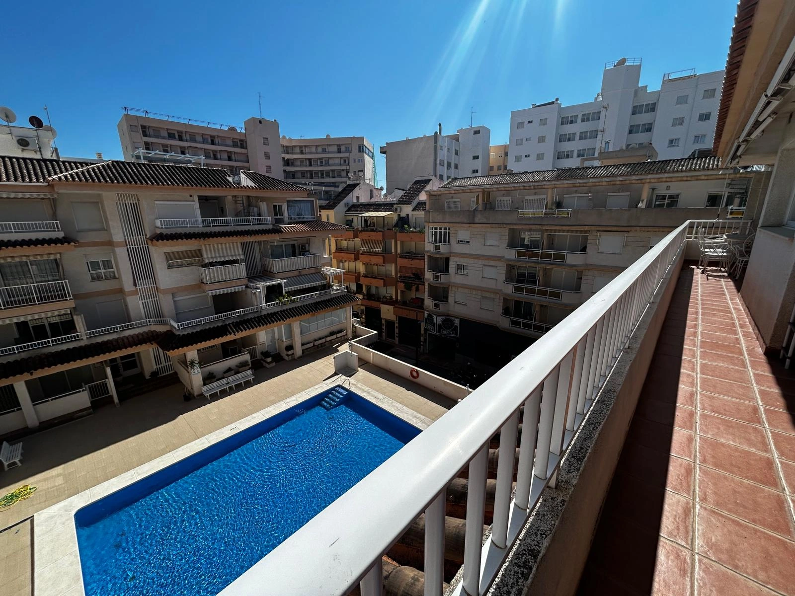Appartement à vendre en plein centre de Calpe avec solarium, piscine. Parking et débarras en option.
