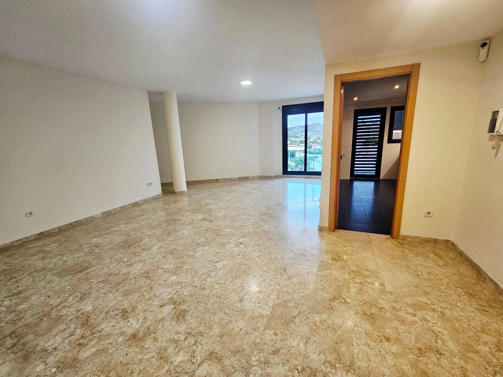 AMPLIO APARTAMENTO  SITUADO EN CALPE