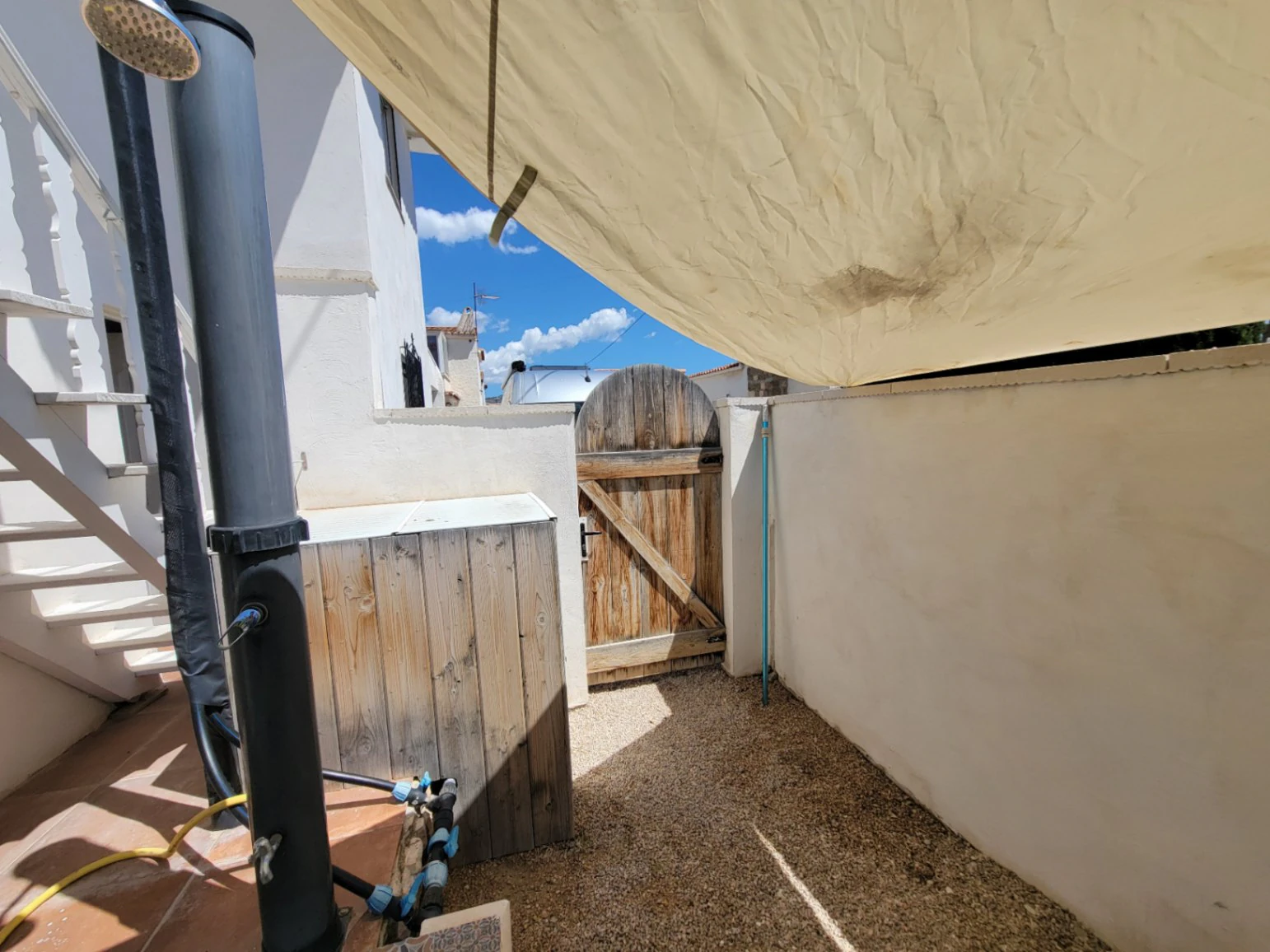 VILLA COMPUESTA POR 2 APARTAMENTOS SEPARADOS EN MUY BUENA UBICACION