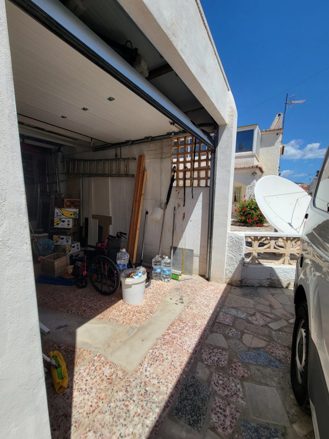 VILLA COMPUESTA POR 2 APARTAMENTOS SEPARADOS EN MUY BUENA UBICACION
