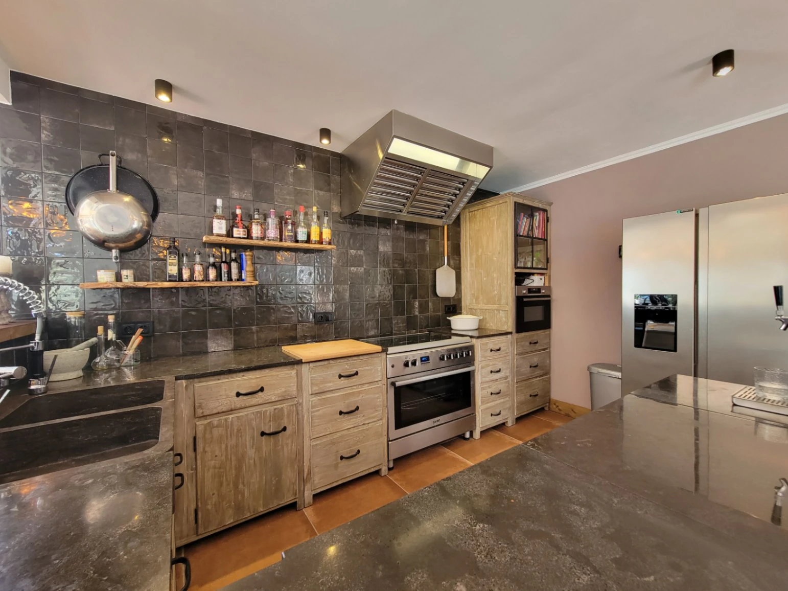 VILLA COMPUESTA POR 2 APARTAMENTOS SEPARADOS EN MUY BUENA UBICACION