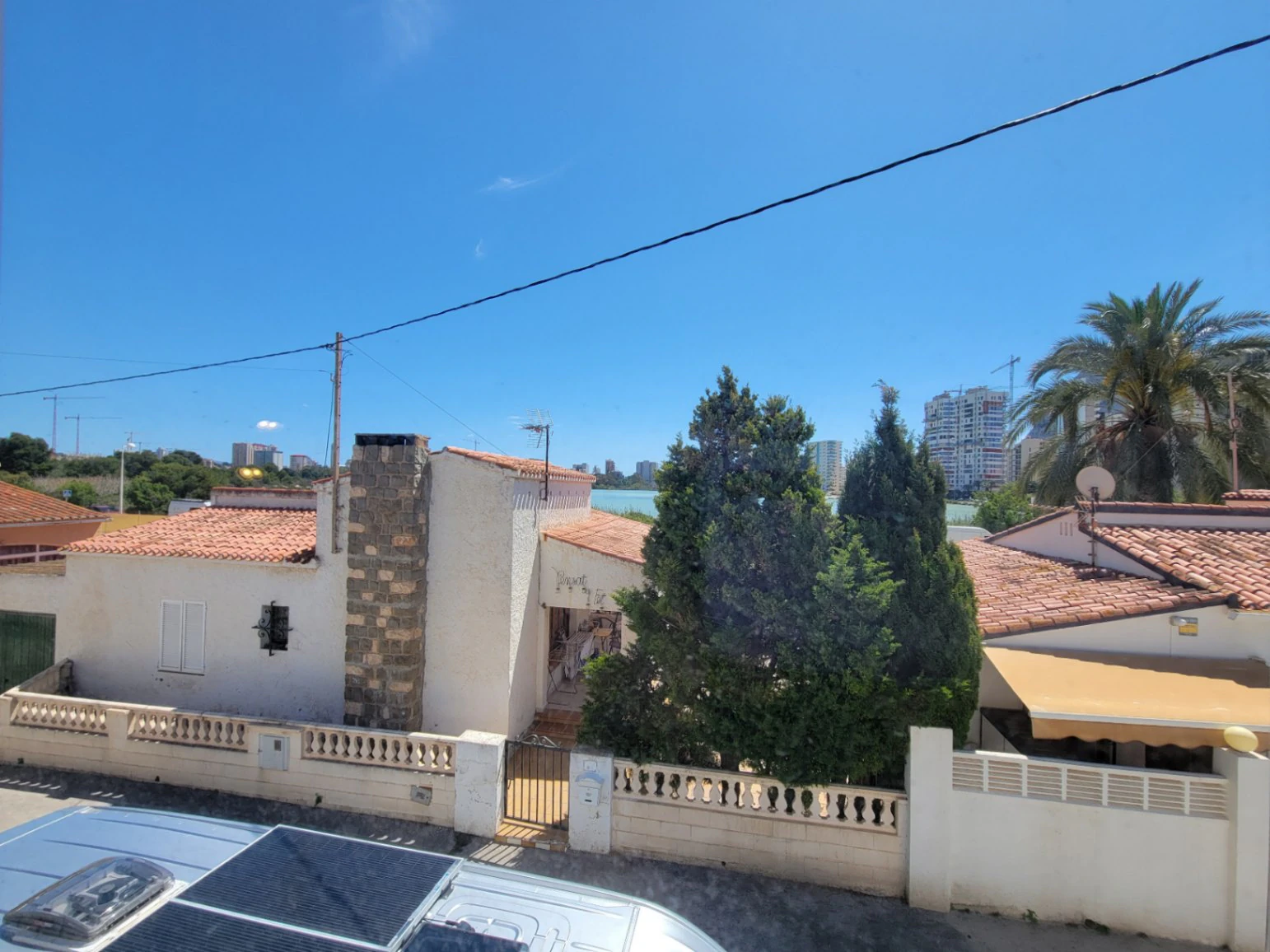 VILLA COMPUESTA POR 2 APARTAMENTOS SEPARADOS EN MUY BUENA UBICACION