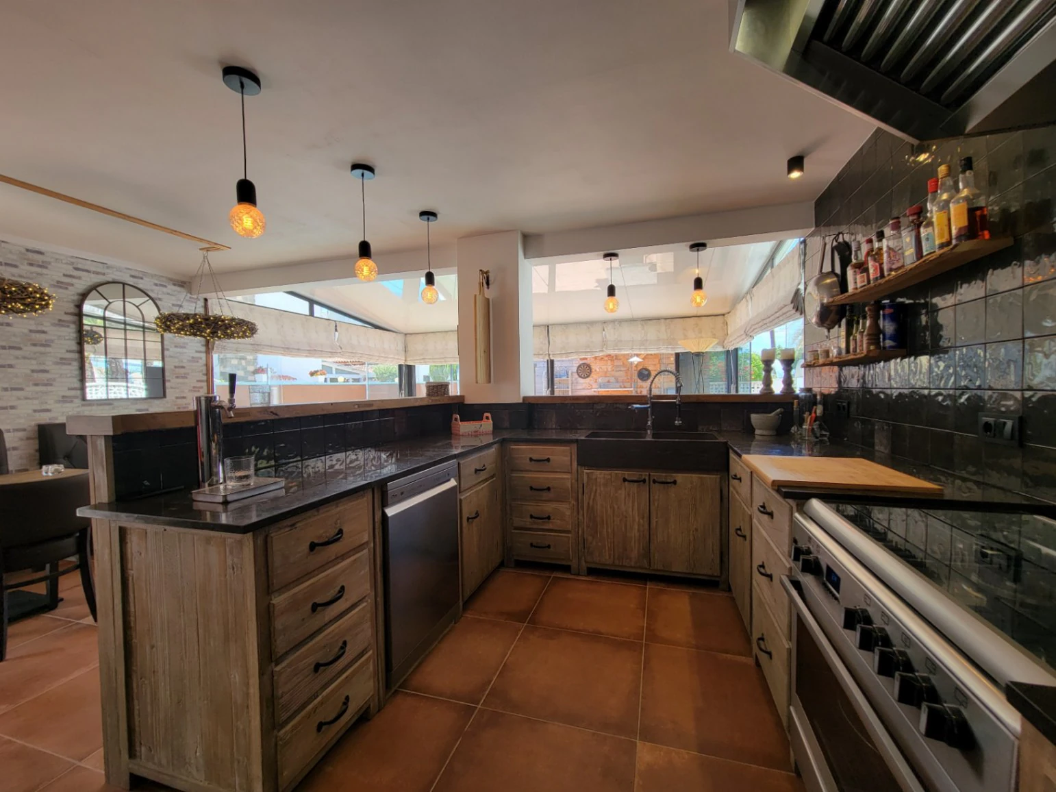 VILLA COMPUESTA POR 2 APARTAMENTOS SEPARADOS EN MUY BUENA UBICACION