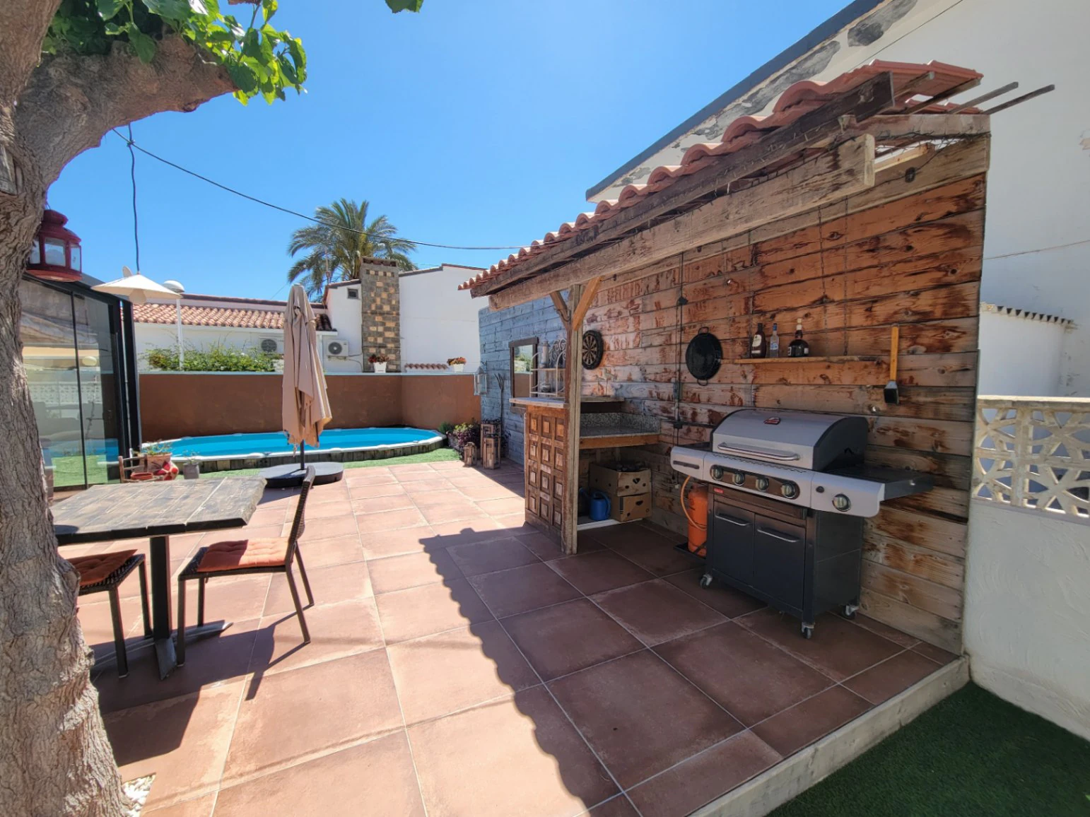 VILLA COMPUESTA POR 2 APARTAMENTOS SEPARADOS EN MUY BUENA UBICACION