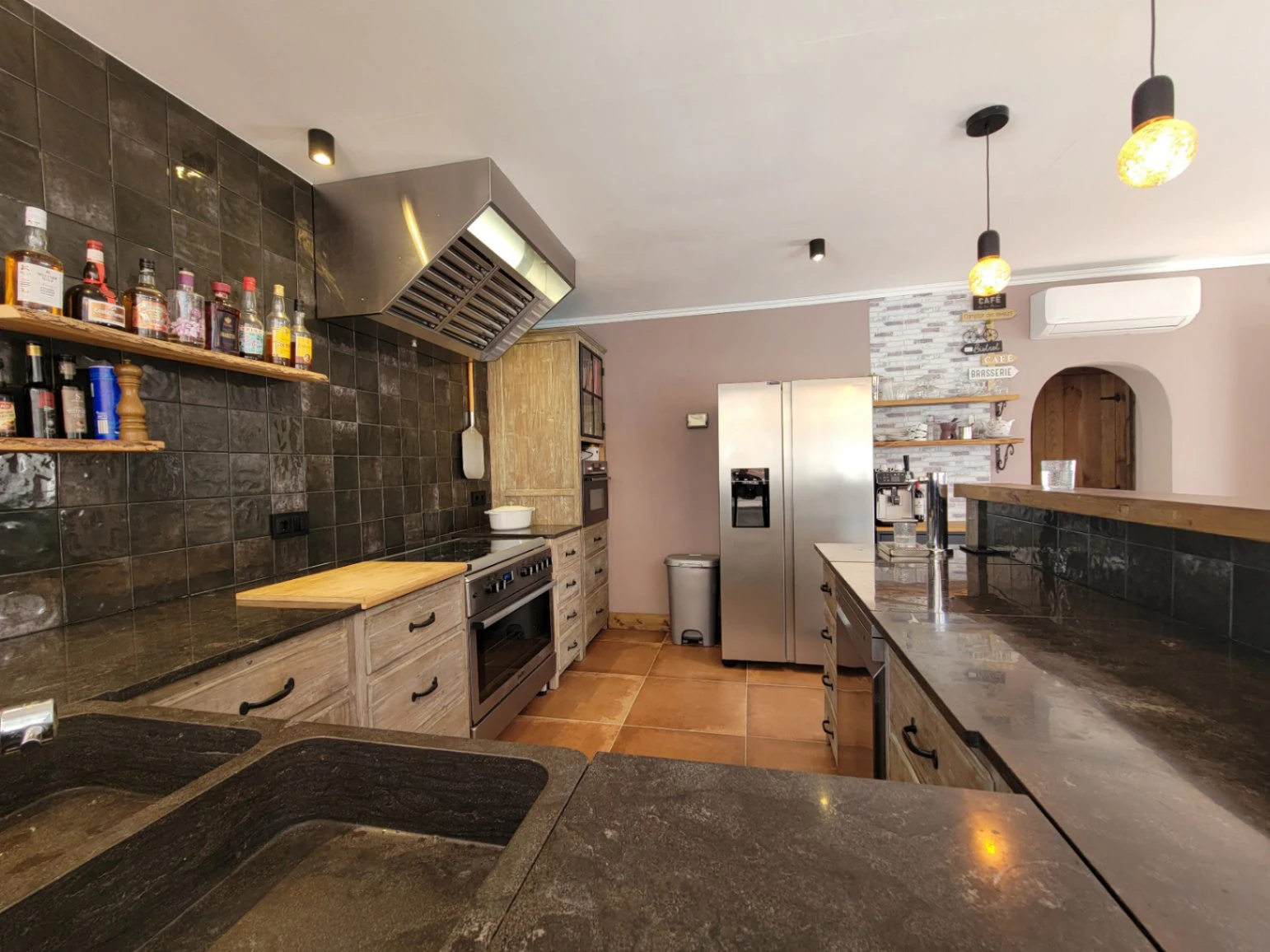 VILLA COMPUESTA POR 2 APARTAMENTOS SEPARADOS EN MUY BUENA UBICACION