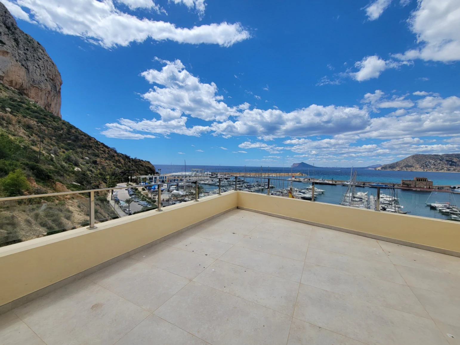 PRECIOSO ATICO EN PRIMERA LINEA EN CALPE
