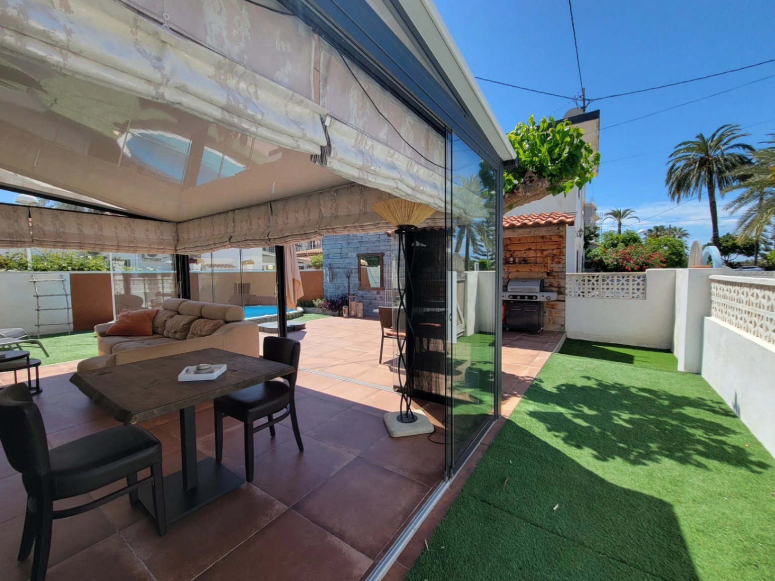 VILLA COMPUESTA POR 2 APARTAMENTOS SEPARADOS EN MUY BUENA UBICACION