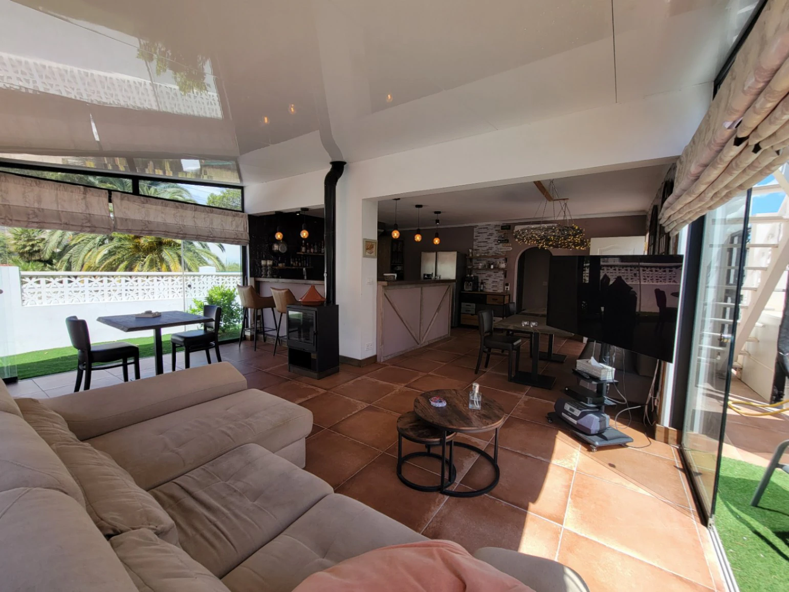 VILLA COMPUESTA POR 2 APARTAMENTOS SEPARADOS EN MUY BUENA UBICACION