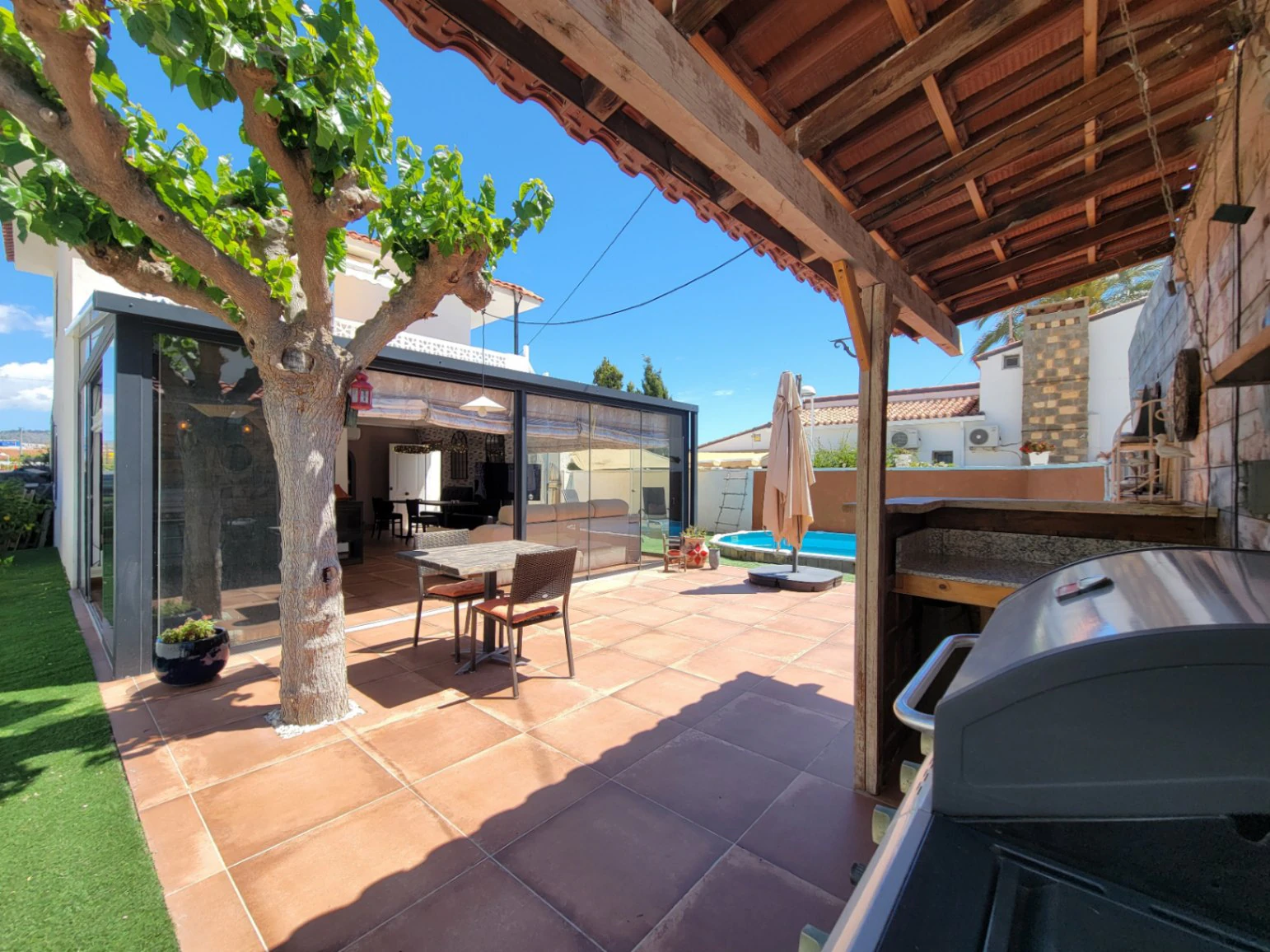 VILLA COMPUESTA POR 2 APARTAMENTOS SEPARADOS EN MUY BUENA UBICACION