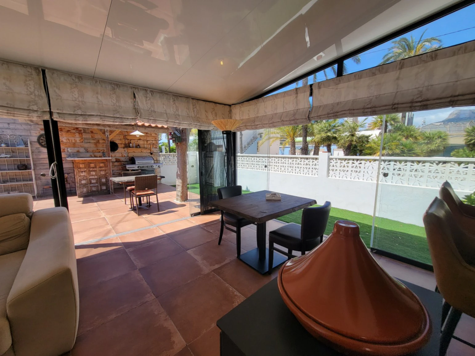 VILLA COMPUESTA POR 2 APARTAMENTOS SEPARADOS EN MUY BUENA UBICACION