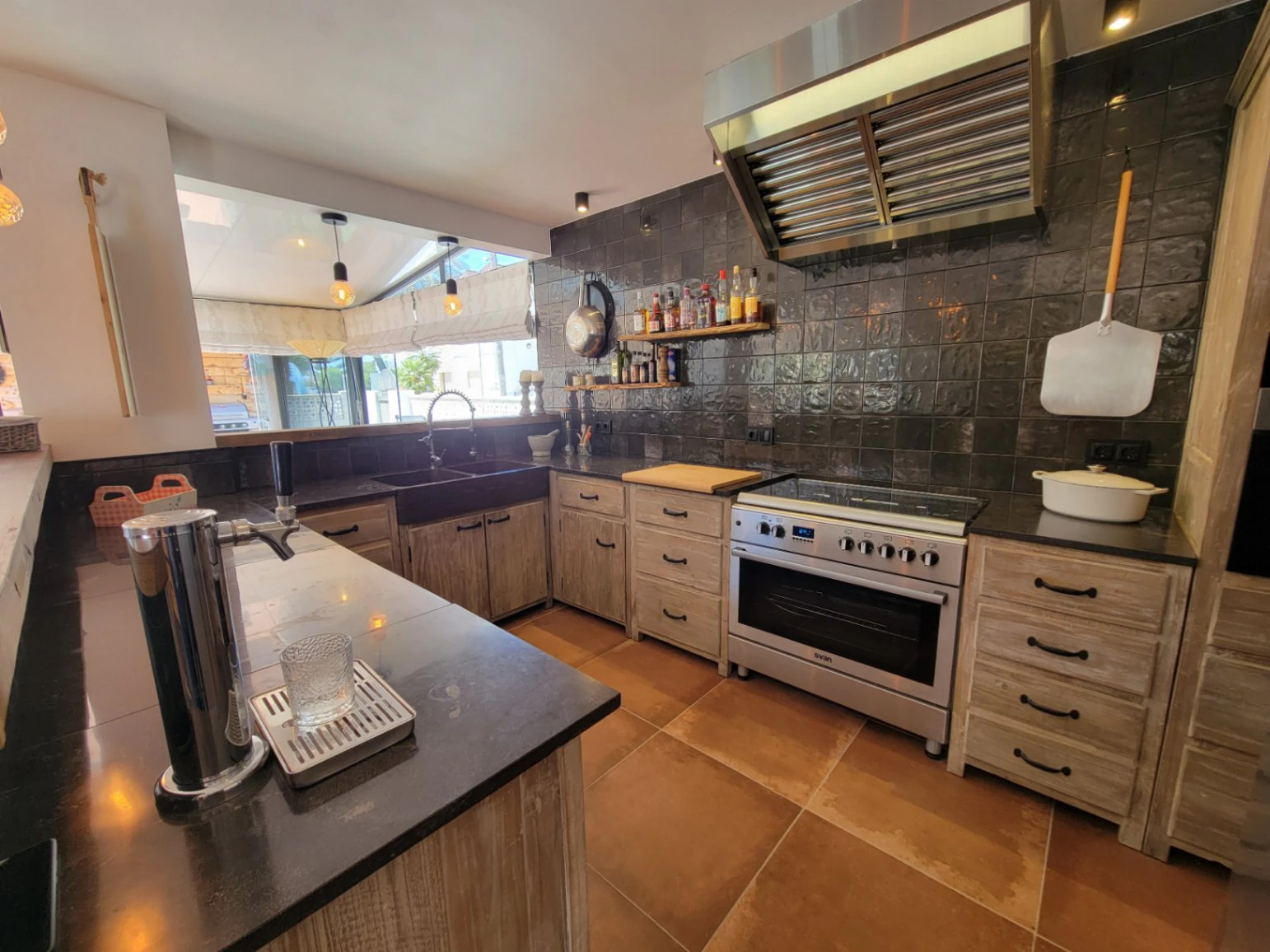 VILLA COMPUESTA POR 2 APARTAMENTOS SEPARADOS EN MUY BUENA UBICACION