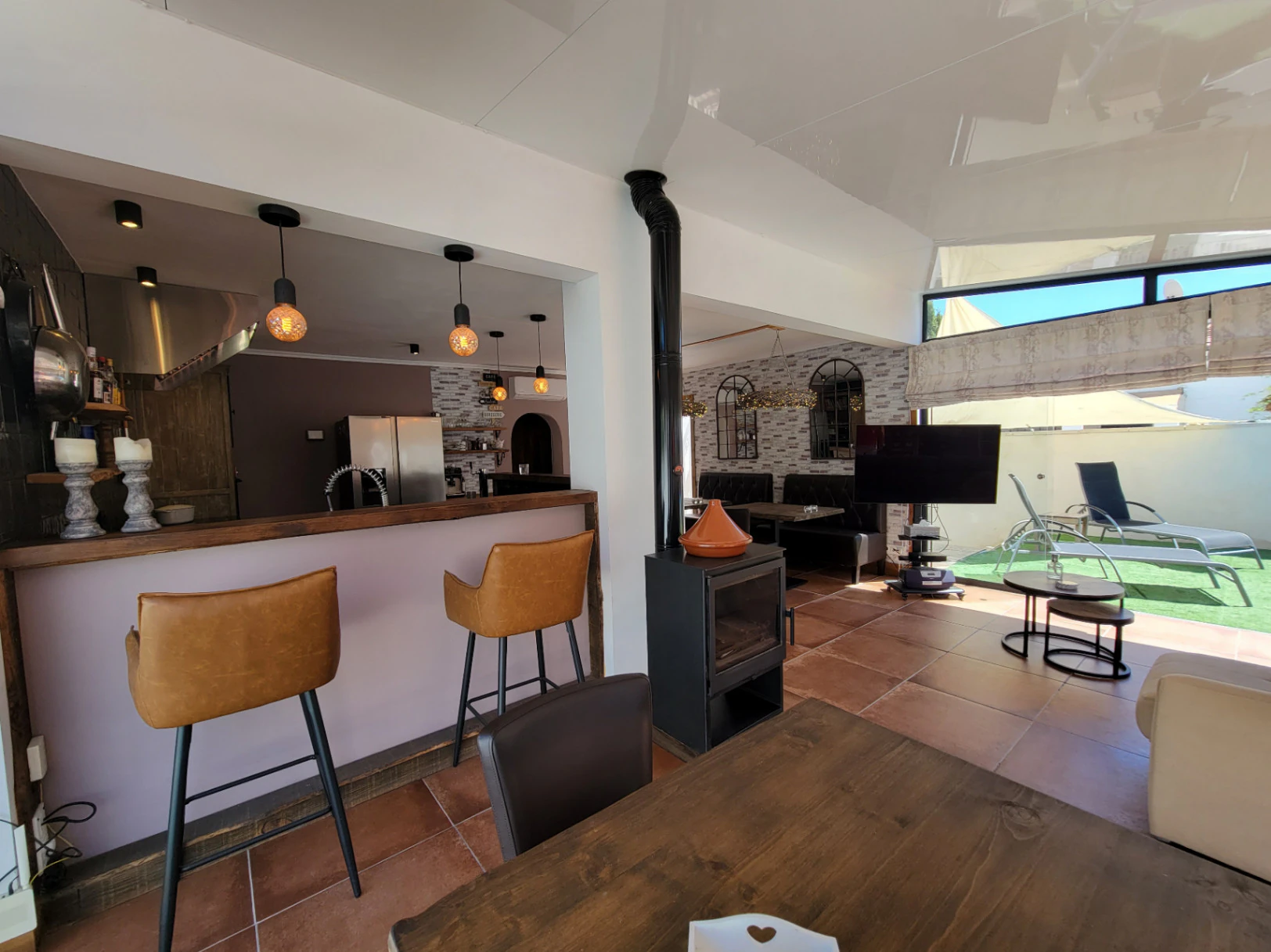 VILLA COMPUESTA POR 2 APARTAMENTOS SEPARADOS EN MUY BUENA UBICACION