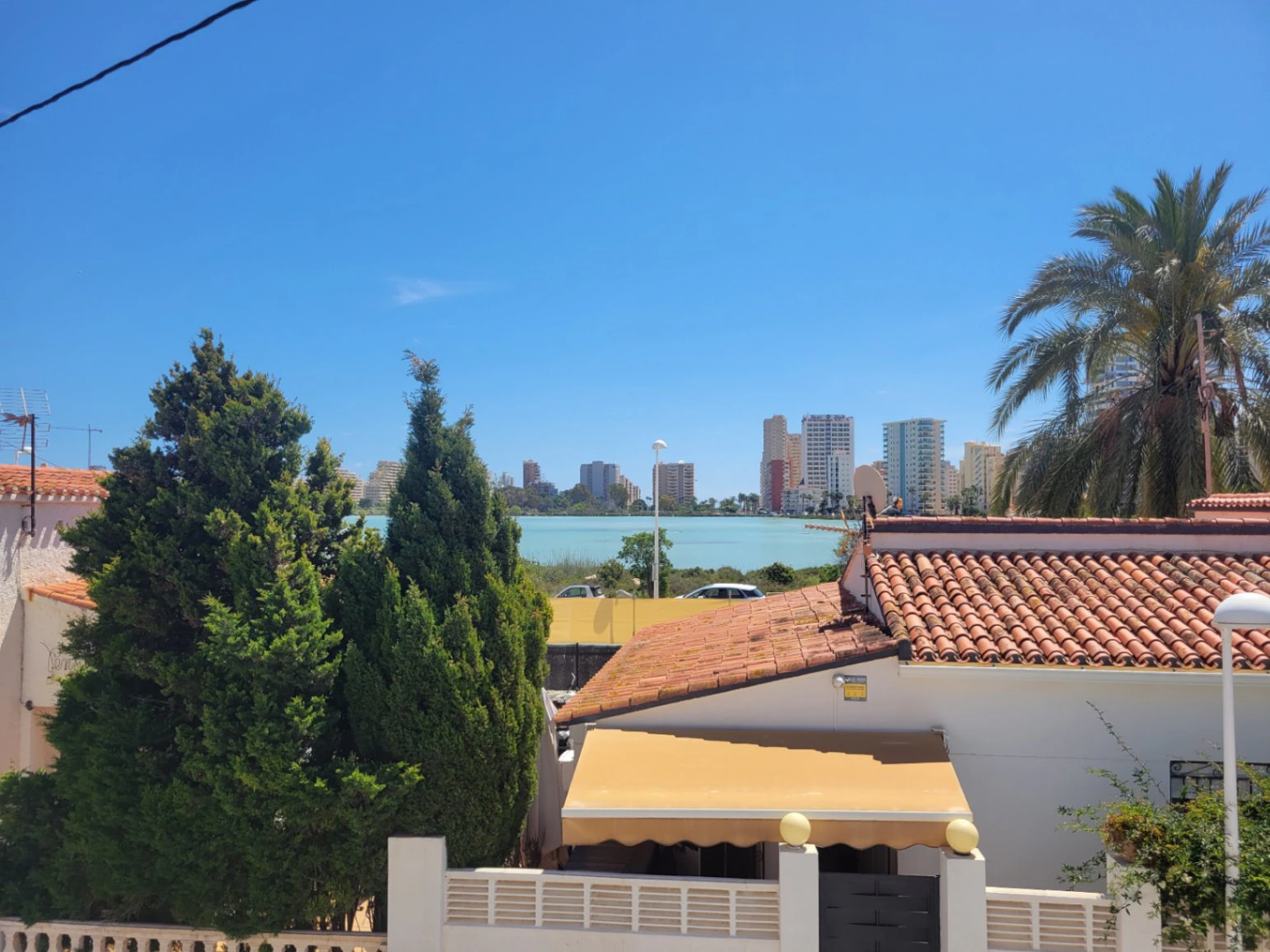 VILLA COMPUESTA POR 2 APARTAMENTOS SEPARADOS EN MUY BUENA UBICACION