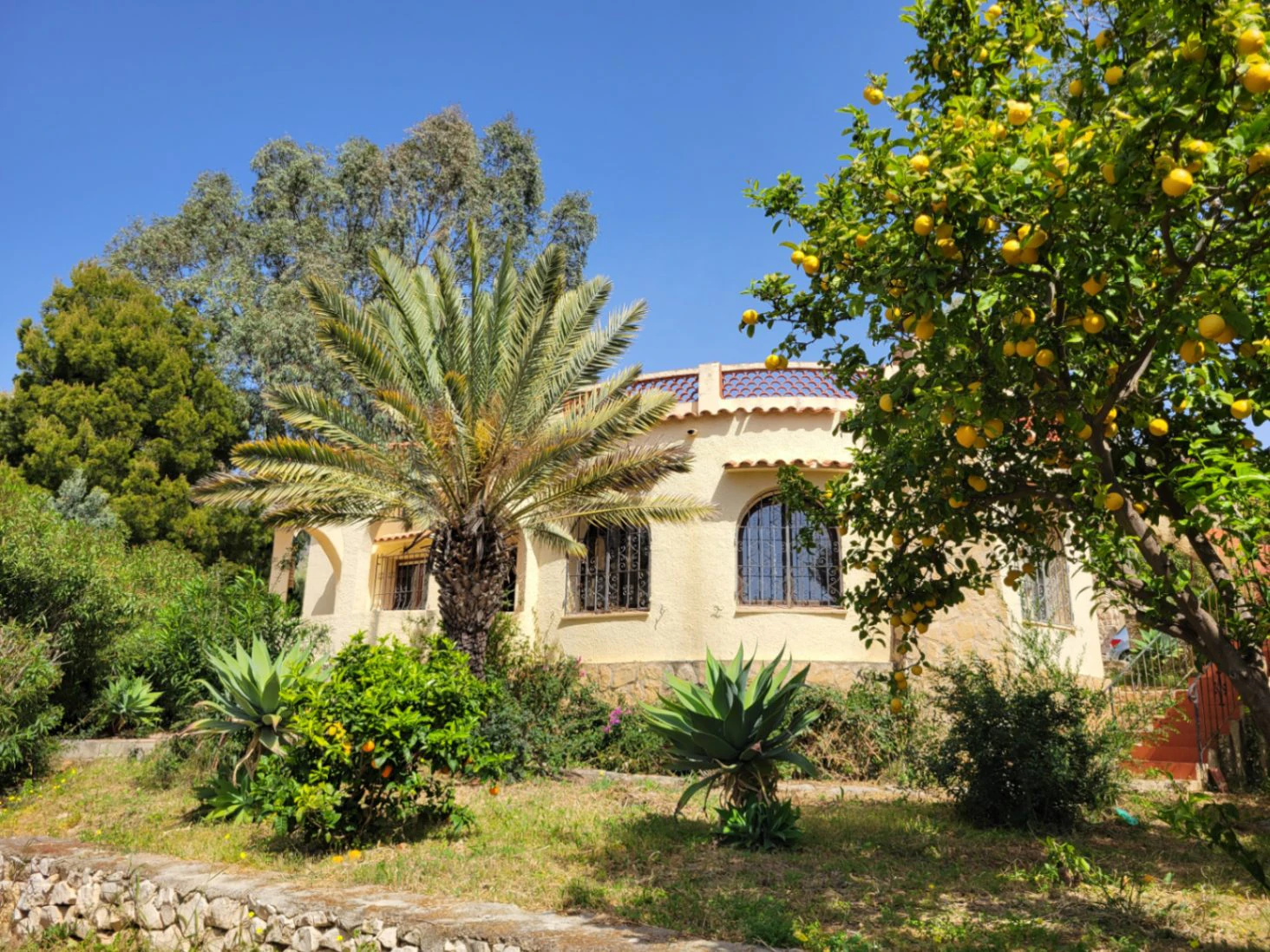 VILLA CON 1.593 METROS DE PARCELA Y MUY BUENA UBICACION PARA REFORMAR