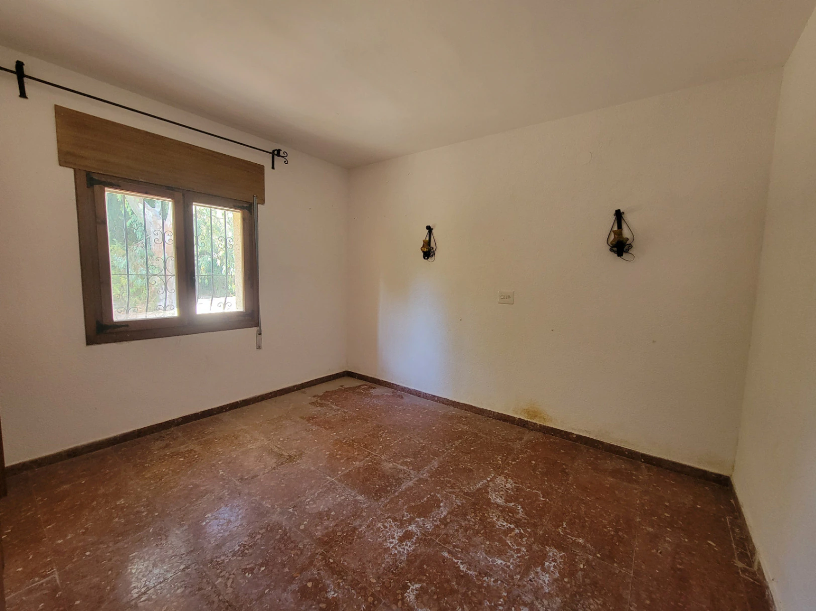 VILLA CON 1.593 METROS DE PARCELA Y MUY BUENA UBICACION PARA REFORMAR