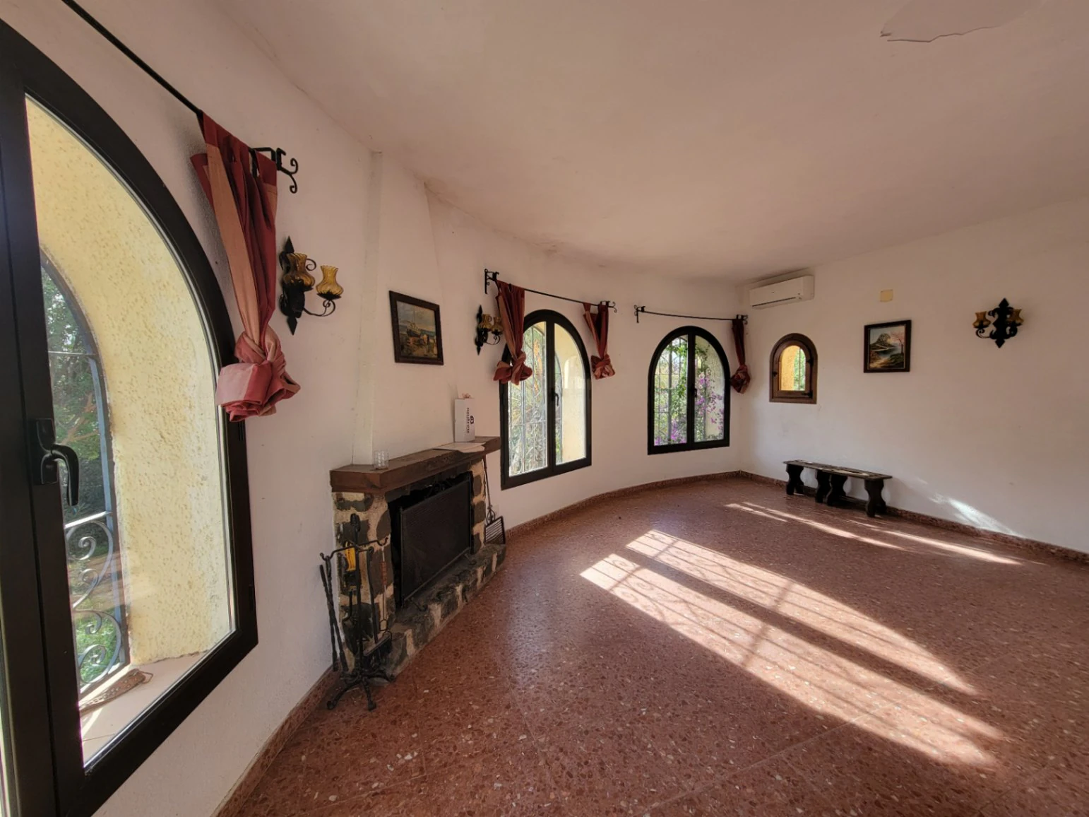 VILLA CON 1.593 METROS DE PARCELA Y MUY BUENA UBICACION PARA REFORMAR